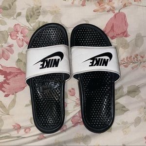 NIKE SLIDES